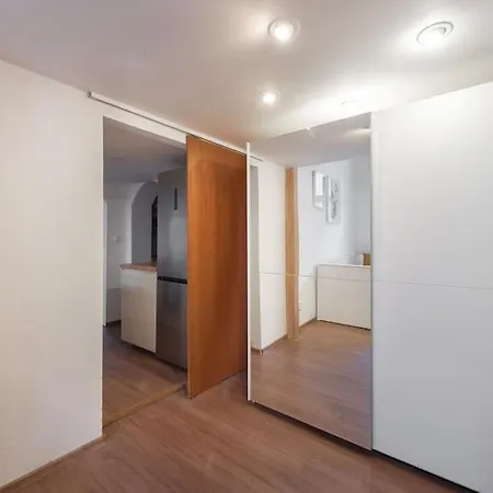 Side Apartment *
